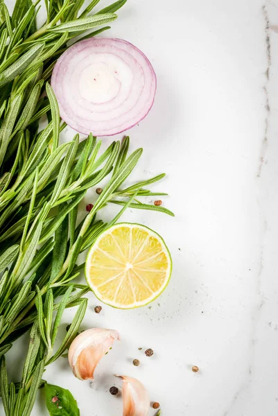 Arka plan, beyaz mermer mutfak masasında yemek yiyecek. Baharatlar ve 