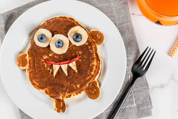 Makanan lucu untuk Halloween. Anak sarapan pancake dihiasi seperti — Stok Foto