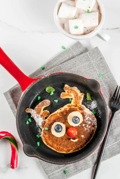 Makanan lucu untuk Natal. Anak sarapan pancake dihiasi seperti — Stok Foto