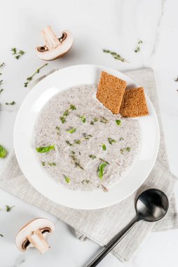 Sonbahar sıcak yemekler. Vegan çorbalar. Mantar kremalı çorba ile kahverengi f