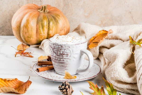 Kürbislatte mit Schlagsahne — Stockfoto