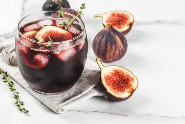 Cocktail com vinho tinto, tomilho e figos — Fotografia de Stock