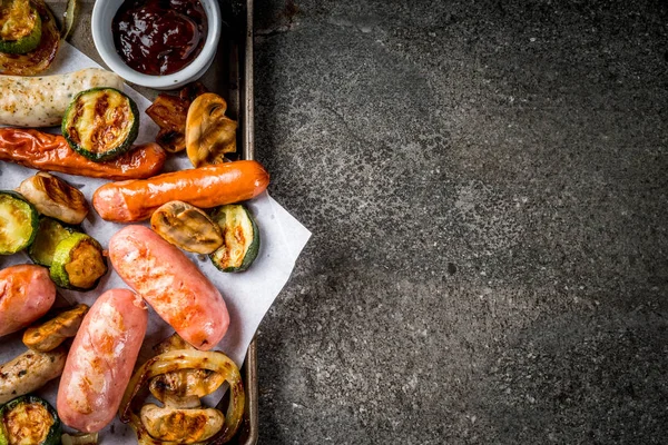 Izgara sosis ve sebze.