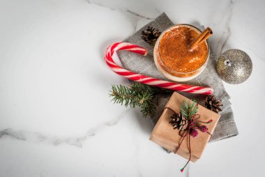 Noel tablo ayarını yumurta likörü ile