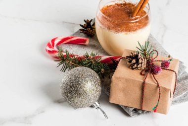 Noel tablo ayarını yumurta likörü ile