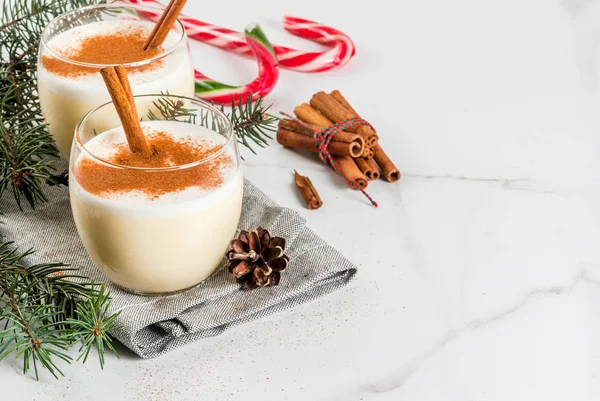 伝統的なクリスマスの飲み物のエッグノッグ — ストック写真