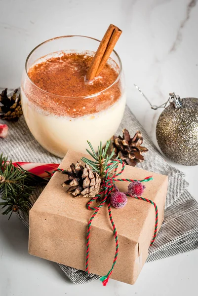 Noel tablo ayarını yumurta likörü ile