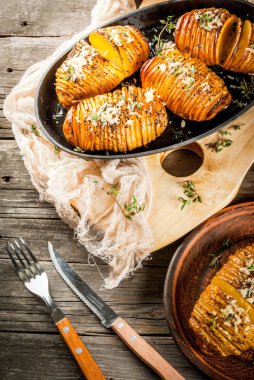 Peynirli Hasselback patates taze otlar ile