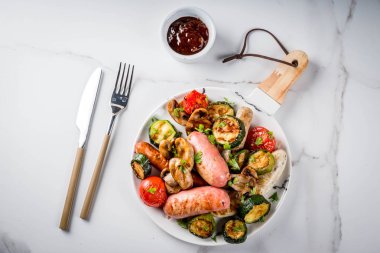 Izgara sosis ve sebze.