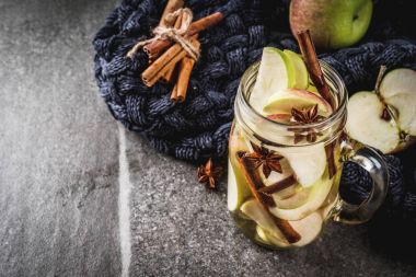 Elma suyu baharatlarla infüzyon