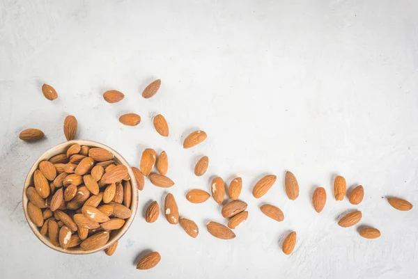 Amandel noten op een witte stenen tafel — Stockfoto