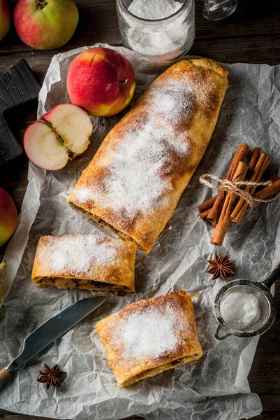 Strudel di mele con noci e uvetta — Foto Stock