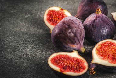 Karanlık taş zemin, kopya alanı üzerine ham taze incir