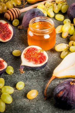 Aperatifler, diyet vegan tatlılar. Sonbahar meyve (incir, armut, grafiği