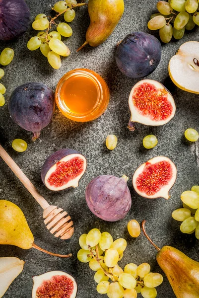 Snacks, postres veganos dietéticos. Frutas de otoño (higos, peras, grap — Foto de Stock