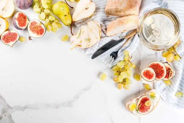 Sanduíches com ricota ou creme de queijo, ciabatta, figos frescos, p — Fotografia de Stock