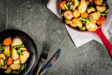 Plaka ve tavada kızarmış mevsim sonbahar sebzeleri (zucchi ile