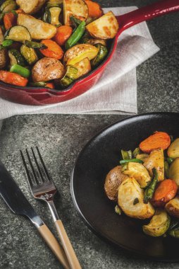 Plaka ve tavada kızarmış mevsim sonbahar sebzeleri (zucchi ile