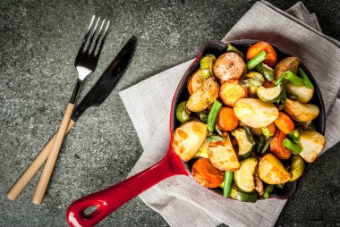 Plaka ve tavada kızarmış mevsim sonbahar sebzeleri (zucchi ile