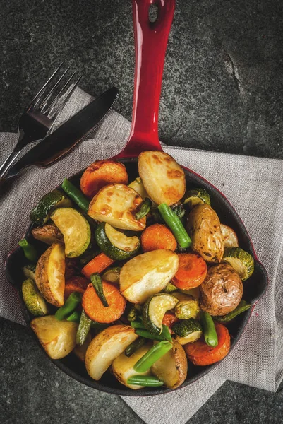 Tavada kızarmış mevsim sonbahar sebzeleri (kabak, patates ile