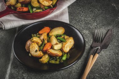 Tavada kavrulmuş sonbahar ve kış sebze