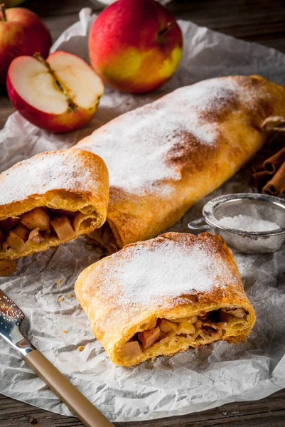 Apple strudel ile fındık ve kuru üzüm
