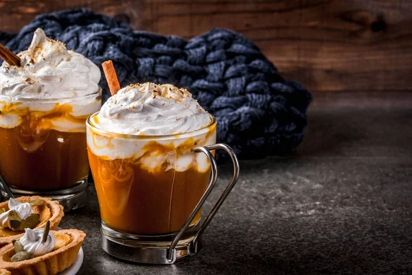 Tartaletas de calabaza y café con leche —  Fotos de Stock