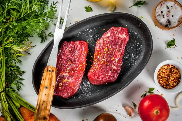 Bifes de carne crua com legumes — Fotografia de Stock
