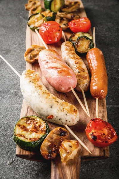 Izgara sosis ve sebze.