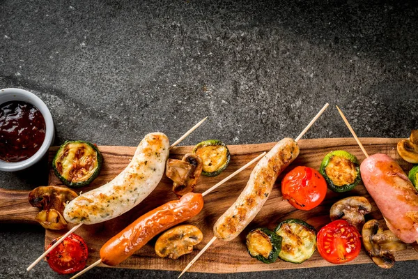 Grillwürste und Gemüse — Stockfoto