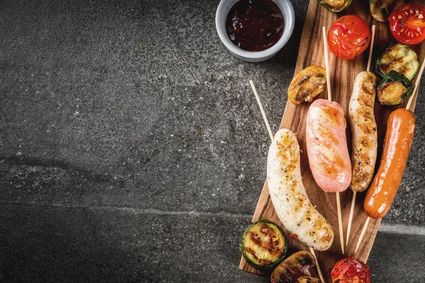 Izgara sosis ve sebze.