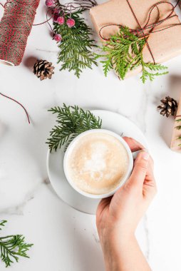 Kahve ve hediyeler ile Noel için hazırlık