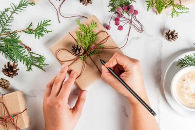 Kahve ve hediyeler ile Noel için hazırlık