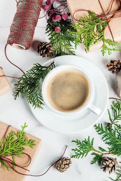 Kahve ve hediyeler ile Noel için hazırlık