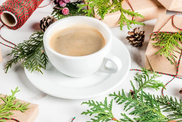 Kahve ve hediyeler ile Noel için hazırlık