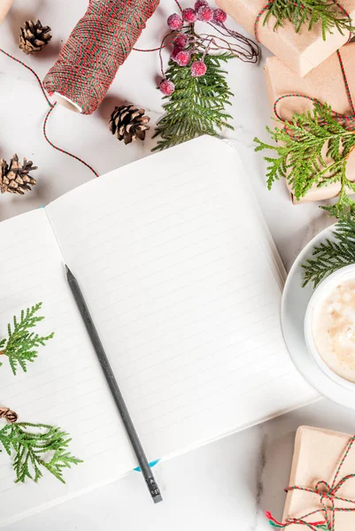 Förberedelser för julen med kaffe och presenter — Stockfoto