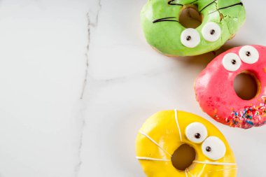 Çocuklar için fikirler Cadılar Bayramı'nda davranır. Renkli donut 