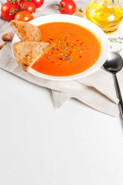 Tomato soup with olive oil and herbs, with toasted bread, on whi — Stock Photo, Image