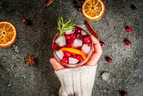 Bevande invernali di Natale. Ragazza beve cocktail freddo con cranberr — Foto Stock