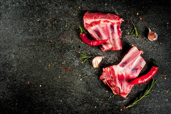 Carne fresca cruda, costillas de cordero o ternera sin cocer con pimiento picante, ajo —  Fotos de Stock