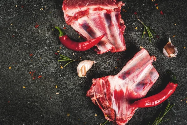 Carne fresca cruda, costillas de cordero o ternera sin cocer con pimiento picante, ajo —  Fotos de Stock