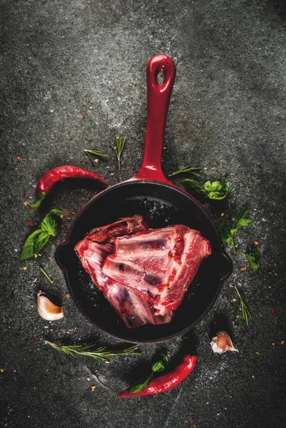 Carne fresca cruda, costillas de cordero o ternera sin cocer con pimiento picante, ajo —  Fotos de Stock