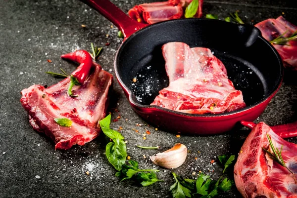 Carne fresca cruda, costillas de cordero o ternera sin cocer con pimiento picante, ajo —  Fotos de Stock