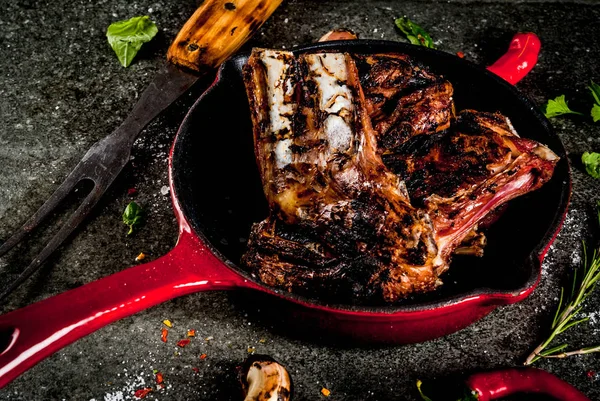 Сырое свежее мясо, жареная или жареная баранина или говядина ребра с красным до — стоковое фото