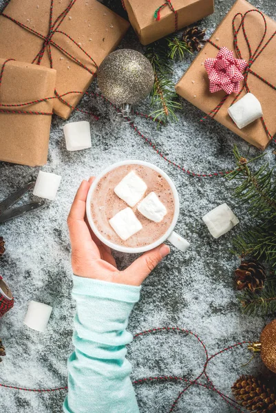 Concept de Noël, fond de table avec neige, sapin de Noël br — Photo