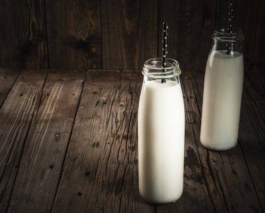 Eski ahşap masa organik rustik süt iki şişe. Kopya 