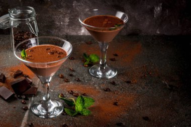 Krem kahve kokteyl, çikolatalı martini ile siyah ston nane