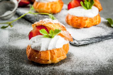Yaz tatlılar. Homemade pişirme. Pasta profiterol ile çırpılmış