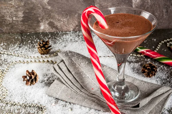Vánoční nápoje, máta peprná mocha martini koktejl s candy c — Stock fotografie