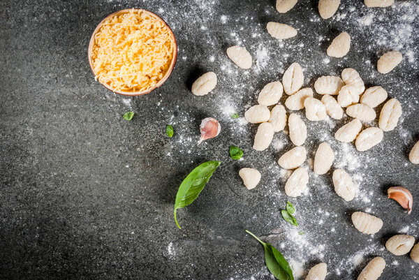 Сырой сырой домашний картофельный ньокки с мукой, тертым пармезаном
